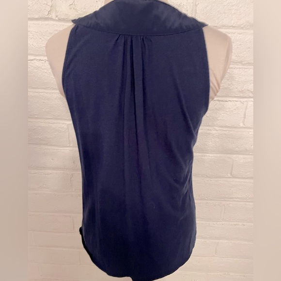 Banana Republic Sleeveless Blouse, scoop neck, key hole & button closure, sz M - Picture 3 of 6